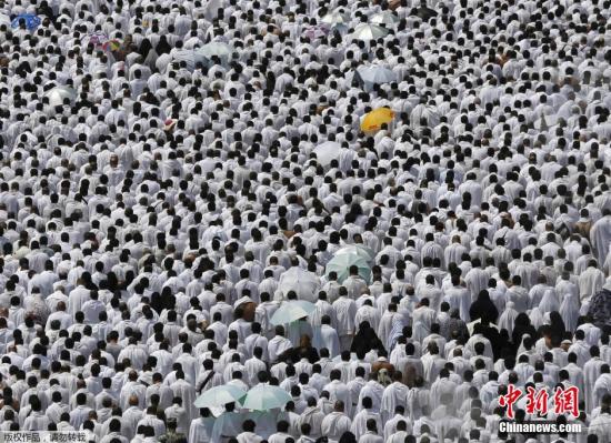 當地時間9月23日，沙特阿拉伯麥加，從世界各地趕來參加一年一度朝覲的穆斯林遍布麥加的大街小巷。全球約250萬穆斯林來到麥加參加朝覲。