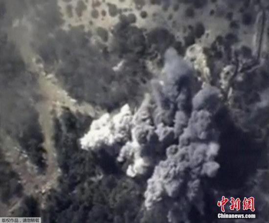當地時間10月13日，俄羅斯國防部公布的視頻顯示俄羅斯戰機空襲敘利亞境內極端武裝時，導彈擊中了彈藥庫引發大規模爆炸。