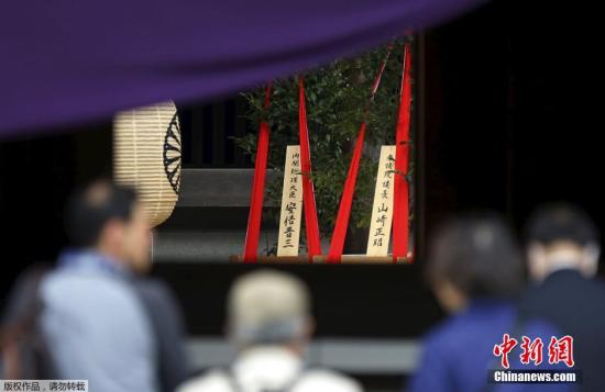 4月21日起，日本靖國神社將舉行為期三天的例行春季大祭活動。據外媒最新消息，日本首相安倍晉三沒有前往參拜，仍選擇供奉“真榊”祭品。