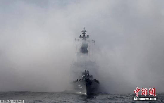 當地時間10月18日，日本海上自衛隊在相模灣正式舉行“觀艦式”。圖為日本海上自衛隊“鞍馬號”護衛艦。