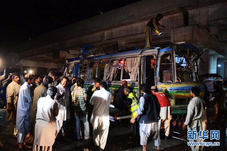 （國(guó)際）（3）巴基斯坦一客運(yùn)汽車(chē)遭爆炸襲擊至少11人死亡 