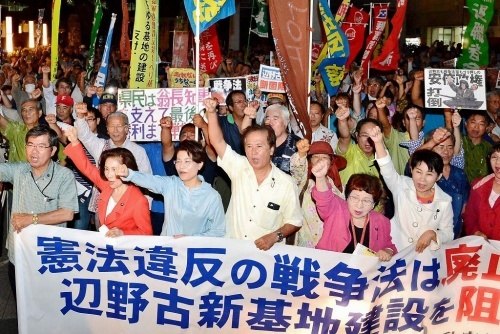 日本沖繩大批民眾抗議安保法。
