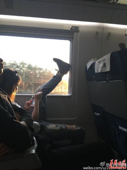 女漢子坐高鐵驚呆眾人：腿撐車窗腳高過頭頂（圖）
