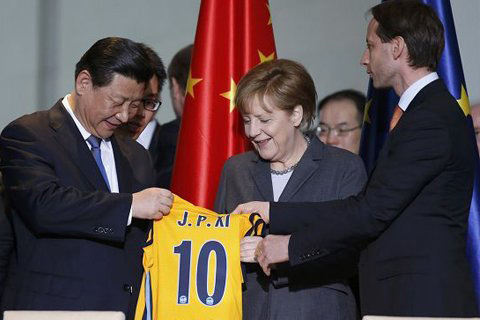 04 習(xí)近平獲贈ALBA柏林籃球隊球衣。圖片來源：人民網(wǎng)