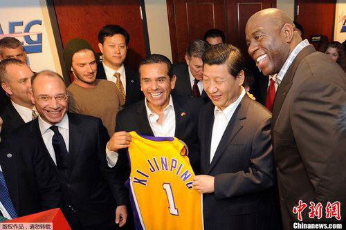 習(xí)近平觀戰(zhàn)NBA結(jié)束后，獲贈印有他名字的湖人隊球衣。