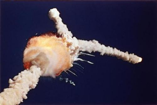 “挑戰者號”航天飛機爆炸畫面。