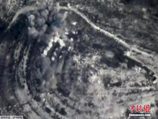 10月26日，俄羅斯國防部公布的視頻截圖顯示俄羅斯戰機對敘利亞境內未知地點進行空襲。據法新社26日報道俄羅斯戰機過去24小時襲擊了敘利亞的94處恐怖分子目標，這是俄羅斯9月30日在敘利亞對“伊斯蘭國”(IS)目標發起空襲后，單日最大力度襲擊。