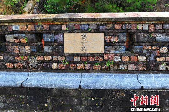 圖為有田町內(nèi)的陶工紀念碑?！⊥踅?攝