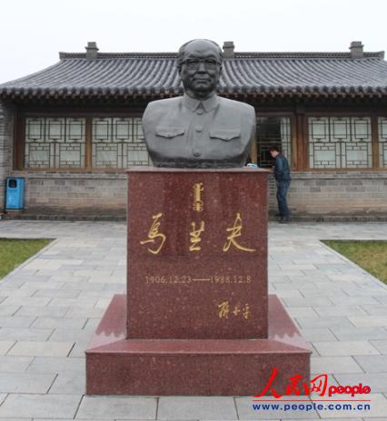 烏蘭夫故居內(nèi)的烏蘭夫半身銅像。 （代睿 攝）