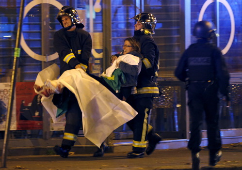 巴黎系列恐怖襲擊事件造成140人遇難警方擊斃3人