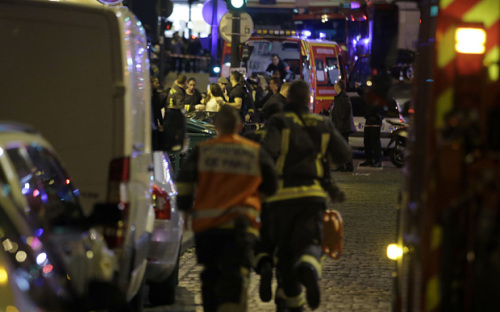 巴黎槍擊爆炸事件造成30人死音樂廳有人質被劫持