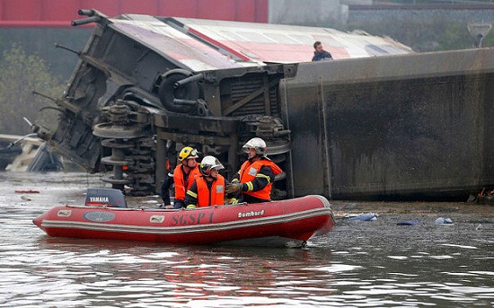 法國：法客機在荷蘭遭威脅列車出軌墜河5死7傷