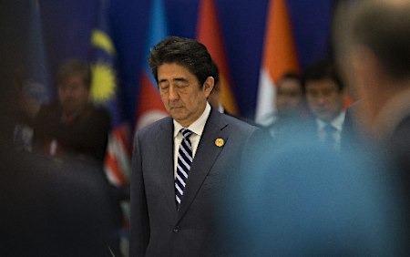 安倍向巴黎恐襲受害者致哀。