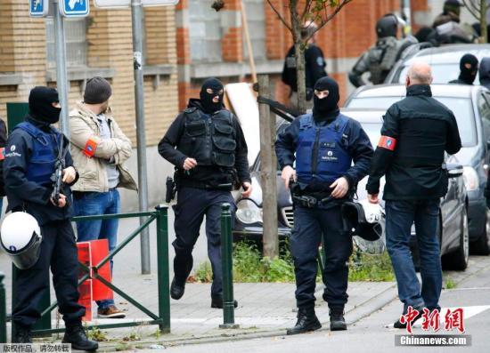 當?shù)貢r間11月16日,比利時布魯塞爾,警察在Molenbeek區(qū)采取突襲行動,搜捕巴黎恐襲案嫌疑犯。