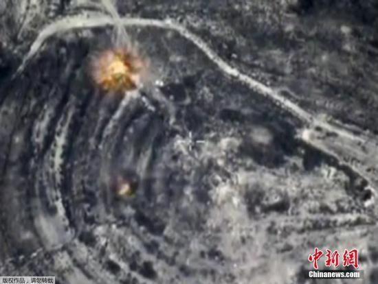 資料圖：10月26日，俄羅斯國防部公布的視頻截圖顯示俄羅斯戰機對敘利亞境內未知地點進行空襲。