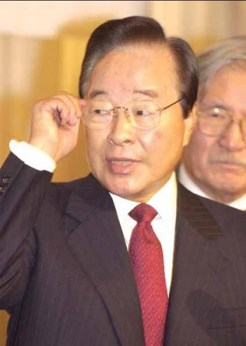 2014年6月，87歲的金泳三獲得俄羅斯科學(xué)院旗下遠(yuǎn)東問題研究院名譽博士學(xué)位。