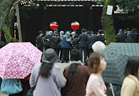 靖國神社門外。
