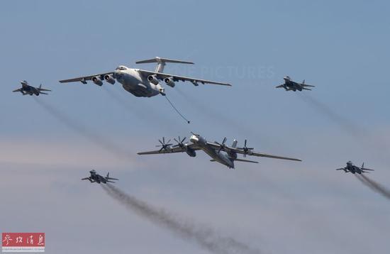 資料圖：俄羅斯空軍的伊爾-78運輸機為圖-95轟炸機加油。