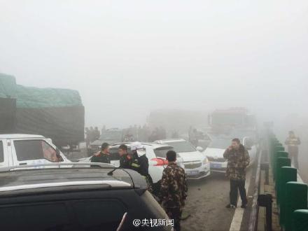 山西侯平高速29車連環相撞已致4死5傷（圖）
