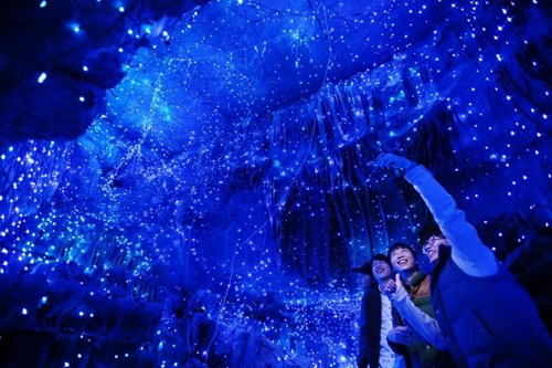 日本魔幻巖洞冬景唯美光影斑斕恍如夢境（組圖）