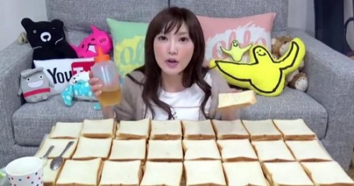 木下佑嘩把所有面包攤在桌子上，開(kāi)始挑戰(zhàn)。