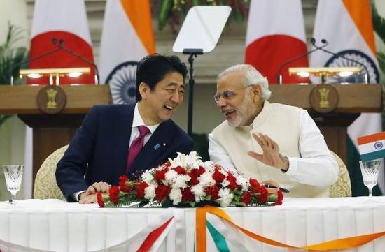 安倍晉三和莫迪12日在新德里出席兩國日本和印度高鐵合作文件簽署儀式（路透社）
