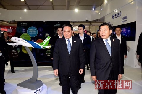 中央網信辦主任魯煒和浙江省省長李強參觀博覽會。新京報記者 吳江 攝