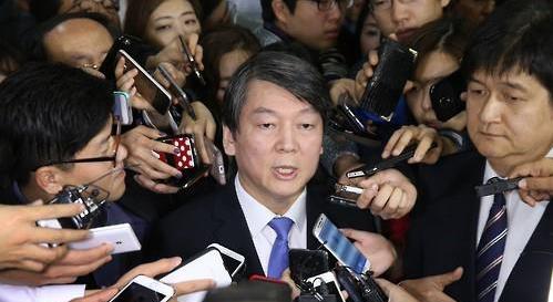 資料圖片：12月13日，安哲秀宣布退黨后接受記者采訪。