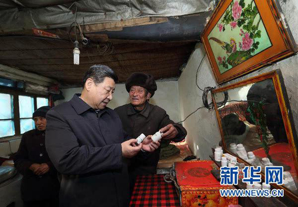 　　2012年12月29日至30日，習(xí)近平在河北省阜平縣看望慰問(wèn)困難群眾，考察扶貧工作。新華社記者 蘭紅光 攝