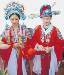 大馬華裔女子憧憬傳統(tǒng)中式婚禮美國夫婿花轎迎親