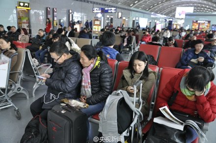 成都雙流機場大霧致大面積航班延誤 萬名旅客滯留
