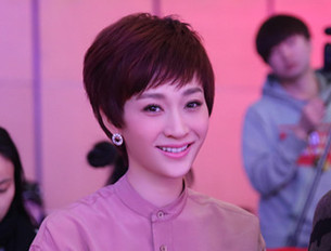 《老婆大人是80后》慶功 李小冉玩游戲踩壞椅子