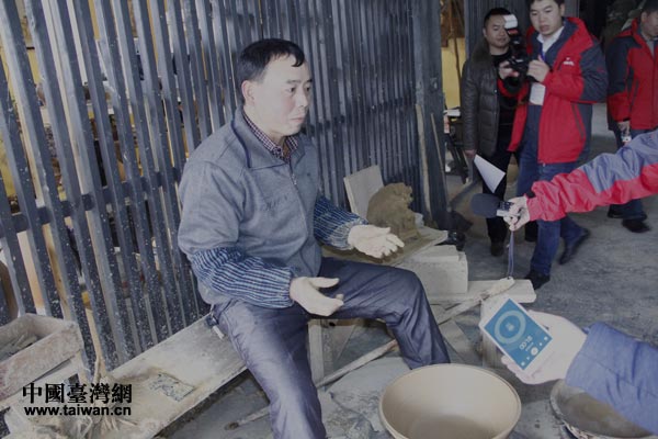 花茂村陶器藝人接受媒體采訪(fǎng)。(中國(guó)臺(tái)灣網(wǎng) 梁行 攝)