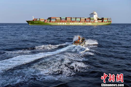 中國海軍第二十二批護航編隊接受商船20余噸春節慰問品