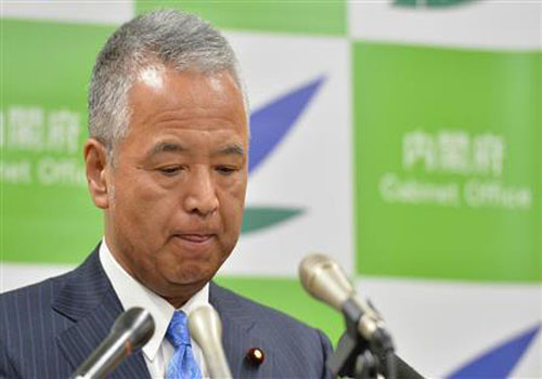 日本經濟再生相最晚28日就被疑收受現金做出解釋