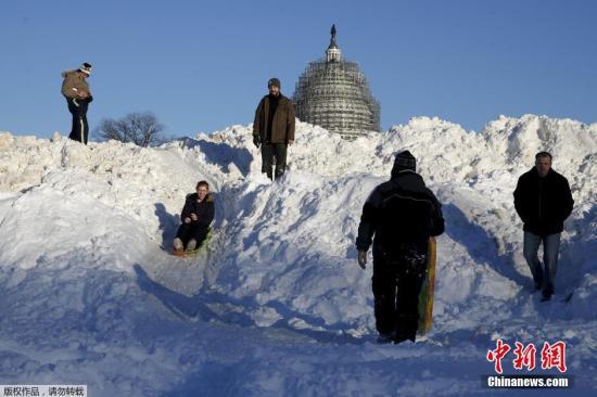 當地時間1月24日，美國遭遇暴風雪襲擊。罕見暴風雪天氣重創美國東北部地區，當天美國首都華盛頓、費城全城停擺，美國最大城市紐約幾乎全城癱瘓。