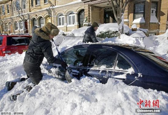 當地時間1月24日，美國遭遇暴風雪襲擊。罕見暴風雪天氣重創美國東北部地區，當天美國首都華盛頓、費城全城停擺，美國最大城市紐約幾乎全城癱瘓。