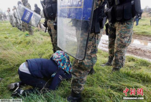 當地時間2015年11月26日，希臘伊多梅尼，數百名移民試圖穿過邊境進入馬其頓，遭馬其頓警察阻攔，發生沖突。