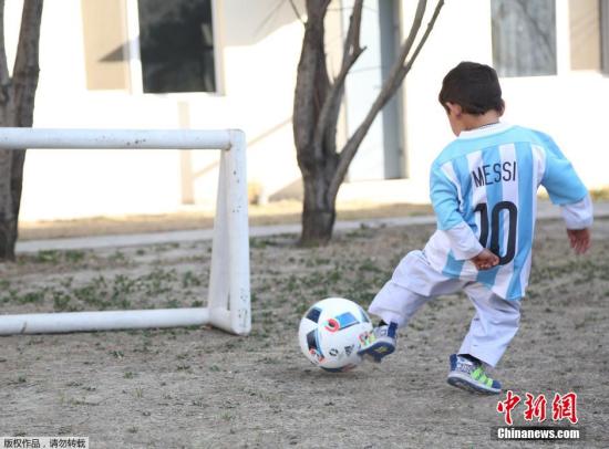 當地時間2月25日，阿富汗喀布爾，1個多月之前，5歲的阿富汗小男孩揚-穆爾塔扎(Murtaza)，在網絡上走紅：他身穿用塑料袋自制的梅西阿根廷10號球衣，荒涼的土地上，小男孩的背影讓人心生憐憫。現在，穆爾塔扎的夢想成真了——梅西贈送的親筆簽名阿根廷10號戰袍，穿在穆爾塔扎身上！