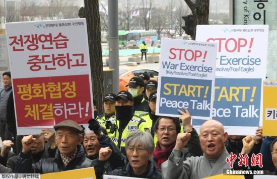 當地時間3月7日，韓國民眾在美國駐韓國大使館前舉行反戰集會，抗議韓美舉行的“關鍵決心”和“禿鷲”聯合軍事演習。