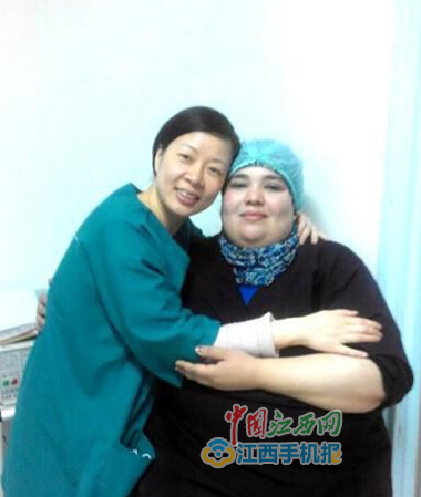 江西“援非”女醫生和患者(圖片由受訪者提供)