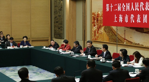  3月5日，中共中央總書記、國家主席、中央軍委主席習近平參加十二屆全國人大四次會議上海代表團的審議。 新華社記者鞠鵬攝