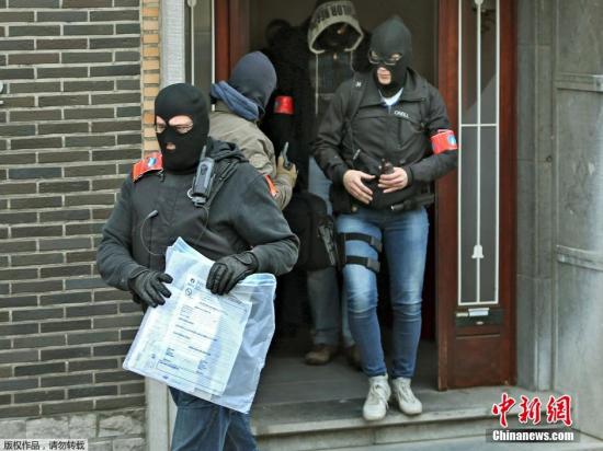 當地時間2016年3月23日，比利時布魯塞爾，布魯塞爾恐襲案嫌犯在安德萊赫特一棟建筑內被捕。