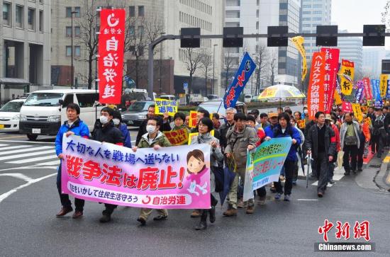 資料圖：日本民眾反安保法集會后舉行的示威游行。 王健 攝