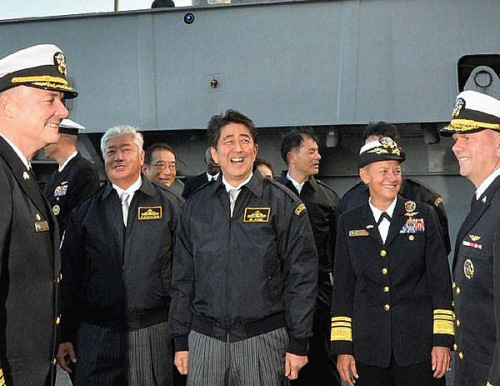 安倍晉三（中）參觀美國海軍“里根”號核動力航空母艦。
