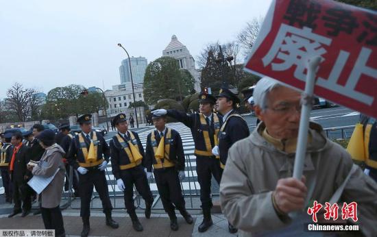 當地時間3月29日，日本示威者繼續在位于東京的國會大廈外集會，抗議新安保法正式生效。