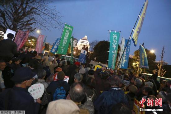 當地時間3月29日，日本示威者繼續在位于東京的國會大廈外集會，抗議新安保法正式生效。