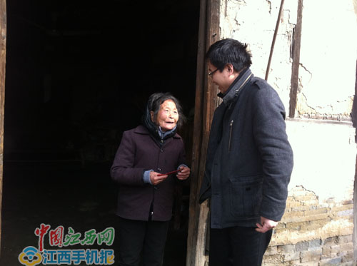 趙長仁在走訪困難群眾（資料圖）