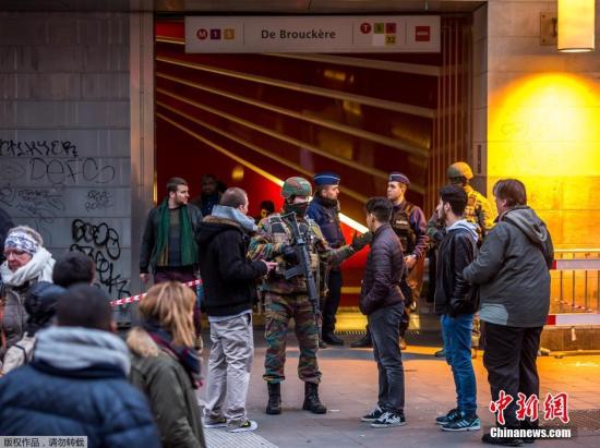 當地時間2016年3月24日,比利時布魯塞爾,警察對進入地鐵站的乘客進行安檢。