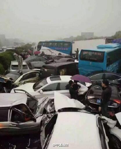 滬寧高速發(fā)生連環(huán)車禍：40余輛車相撞20余人被困